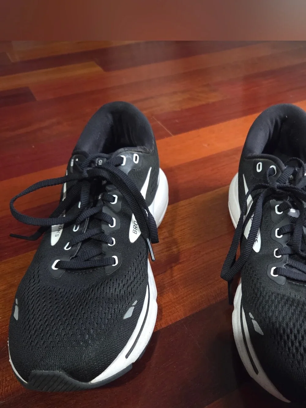 Brooks Ghost 15, Women's 12, Black and White Running Shoes